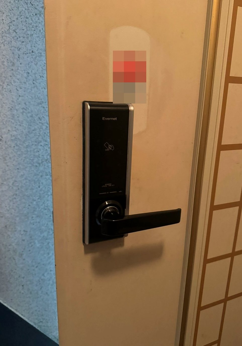 미추홀구 주안3동 출장 — 크림색 문에 단 검은 레버형 도어락, 은색 테두리와 카드 표시